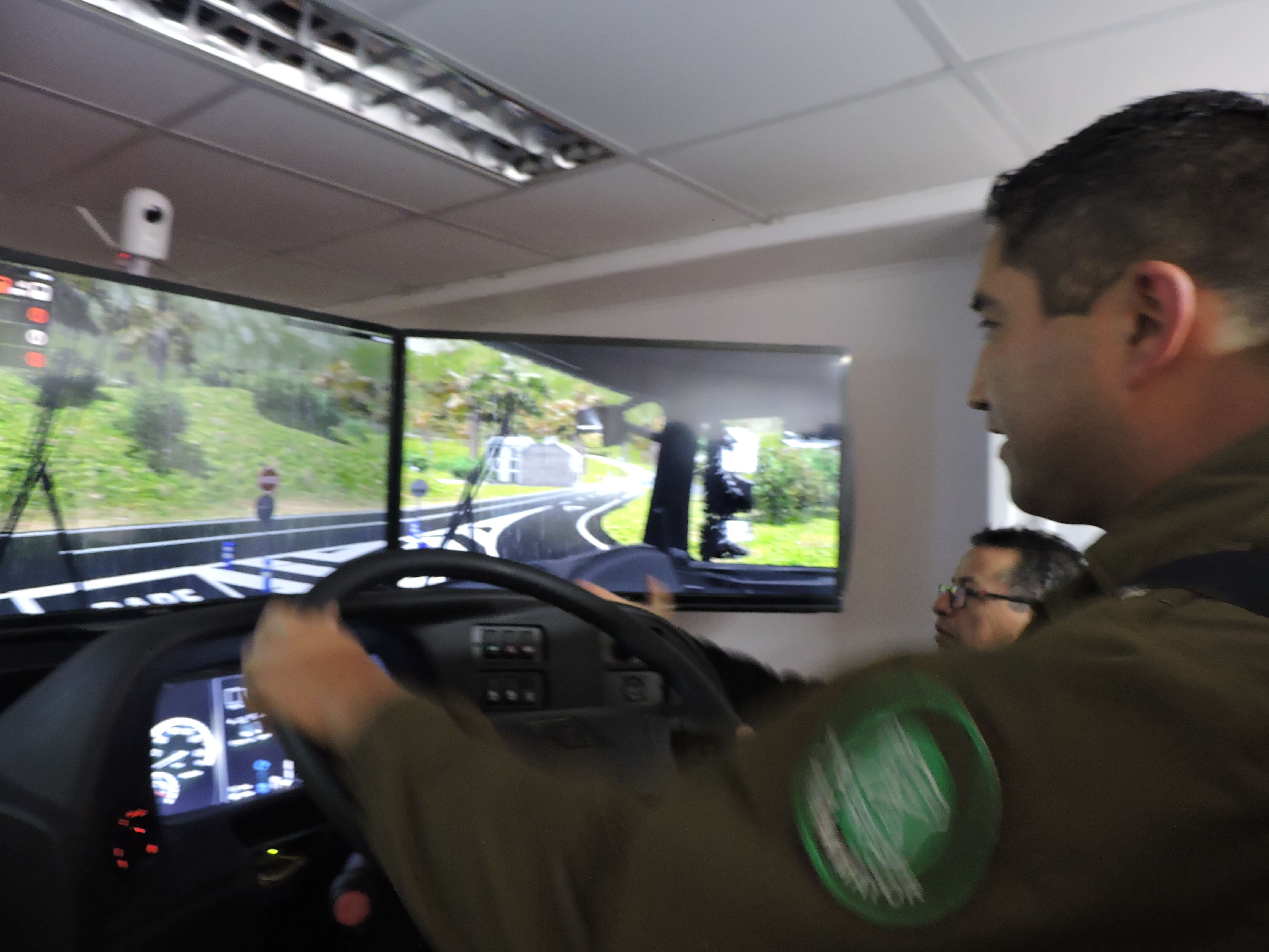 Instrucción alumnos ICP en Simulador que muestra conducción bajo efectos de drogas y alcohol